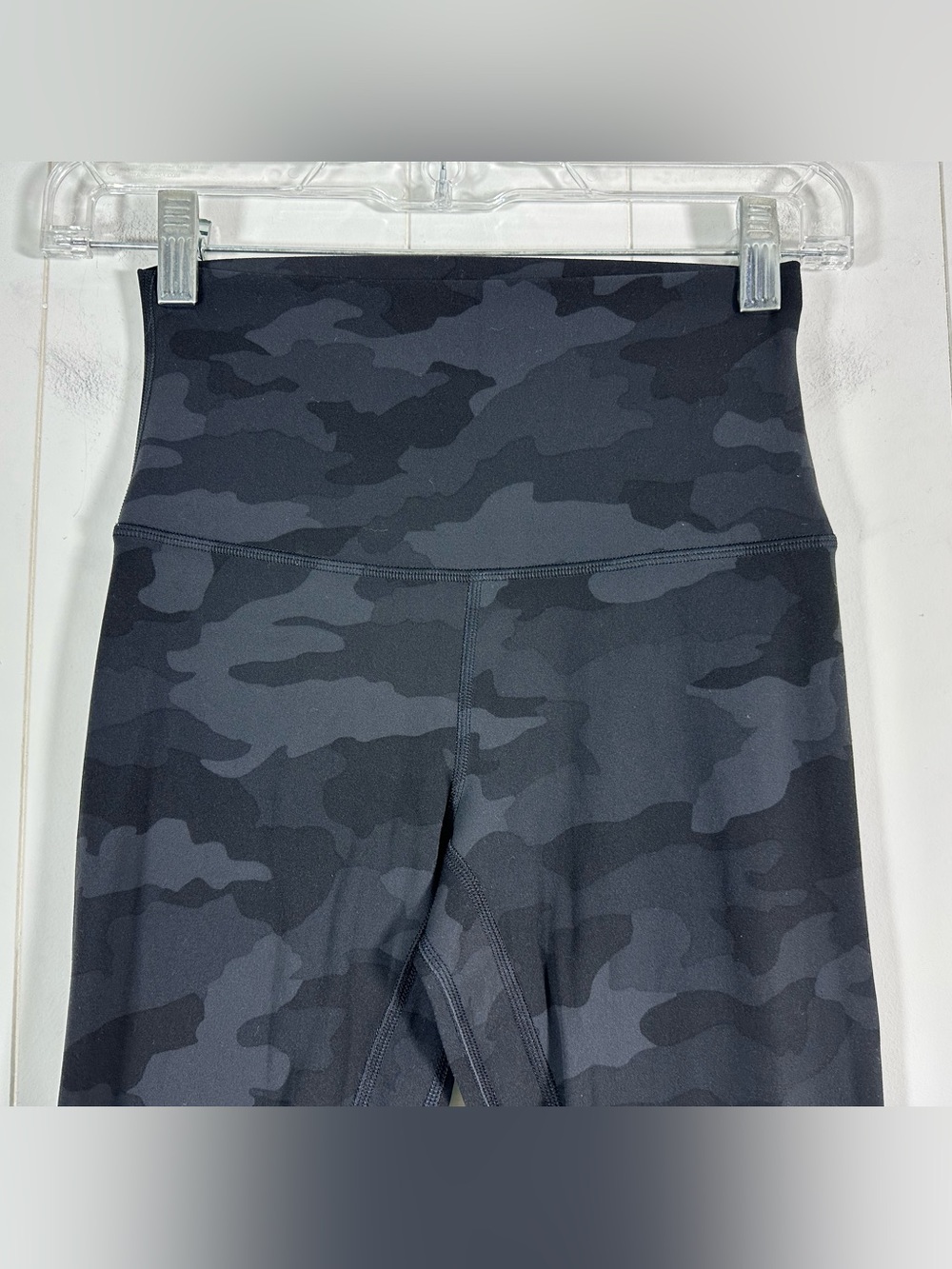lululemon Sz 4 Women’s Ankle Leggings Black & Gray Camo Yoga Athletic Pants - Picture 2 of 9